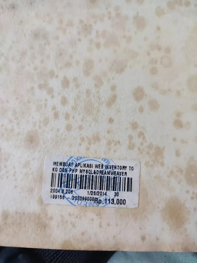 grhororer's tweet photo. Rakyat disuruh rajin baca, tapi pajak bukunya gede!

• Negara bilang buku bebas pajak. Tapi novel yang kita beli kena PPN 11%. 

• Buku impor kena bea masuk, PPN impor, dan biaya handling. 

• Harganya bisa dua kali lipat sebelum sampai ke tangan.

• 40 persen dari harga buku langsung dipotong toko. 

• Penerbit cetak oplah kecil karena yang beli sedikit. 

• Oplah kecil bikin biaya produksi per buku makin mahal. 

• Makin mahal, makin sedikit yang beli.￼

• Lingkaran setan yang tidak pernah diselesaikan. Lalu pemerintah heran kenapa minat baca Indonesia rendah. 

• Mungkin bukan rakyatnya yang malas membaca. Mungkin membaca memang sengaja dibuat mahal.￼

Tapi wapres kita aja gak suka baca katanya. Yasudahlah
