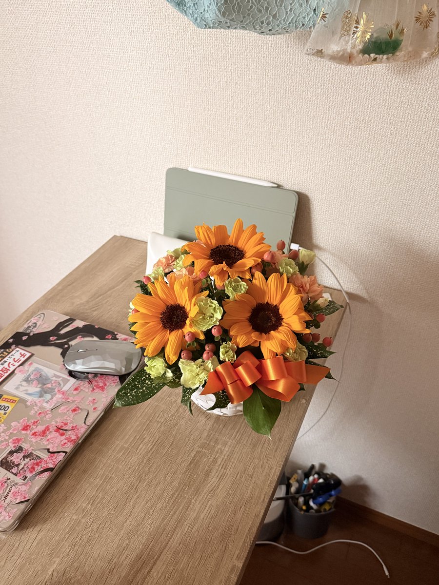 nt_graph's tweet photo. お花をいただきましたの。ありがたいことですわ🌻 https://t.co/IaOoK40iEe