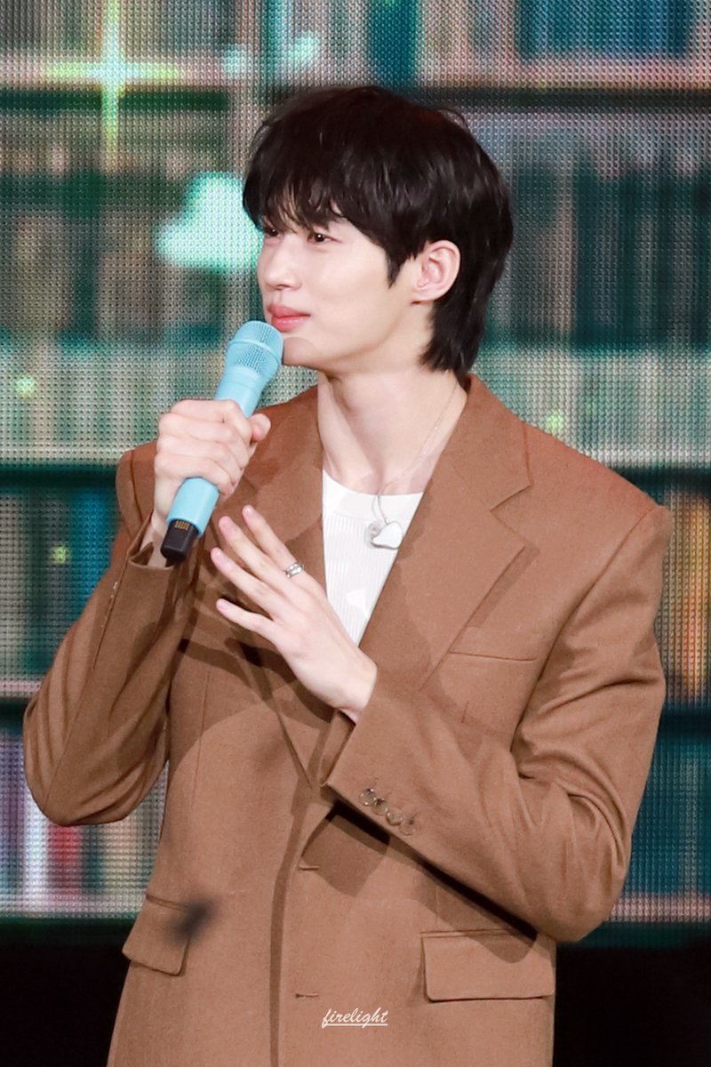 qnfrrhc's tweet photo. 260705 변우석 팬미팅 < The Secret Library >
아련
촉촉한 눈빛⭐️
#변우석 #ByeonWooSeok #The_Secret_Library https://t.co/xzkAom8ryp