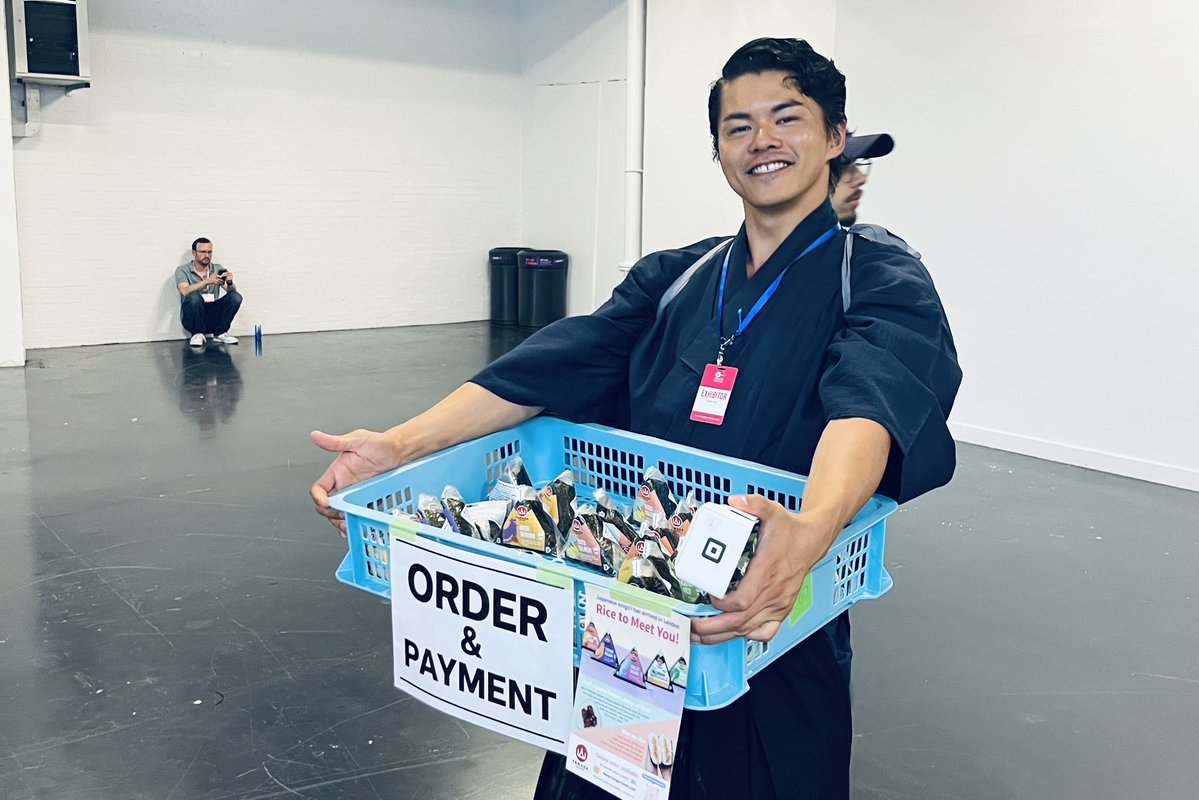 official_50kazu's tweet photo. Hyper Japan - Day 2 -
ロンドンで1度はやってみたかった
オニギリの売り子をしてました🙌😎
思いのほか売れて
いろんな人が声かけてくれ
とても楽しい1日でした♪♪
そして、ライブ会場はすごい盛り上がってて、ホッコリしましたとさ✨
#hyperjapan #HYPERJAPANFestival2026
#YMS #ロンドン https://t.co/F06BFsxIIT