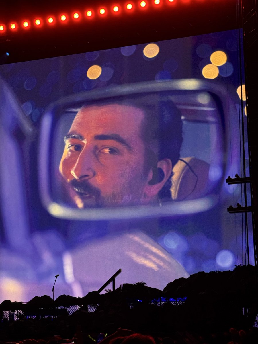 Theregoes_Joe's tweet photo. I felt every single lyric. Legit chills the entire concert!! @NoahKahan https://t.co/2HY0NnFVcI