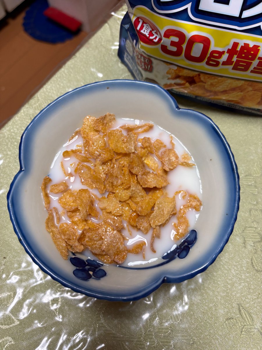 soccer991's tweet photo. それコーンフレークやないか！ことコーンフロスティ
久し振りに食べたけど甘くて美味しい！
子供の頃、めっちゃ食べてたなー。牛乳入れずにそのまんまでも美味しい。
#コーンフレーク #おやつ #コーンフロスティ https://t.co/QPgY9fsgEz