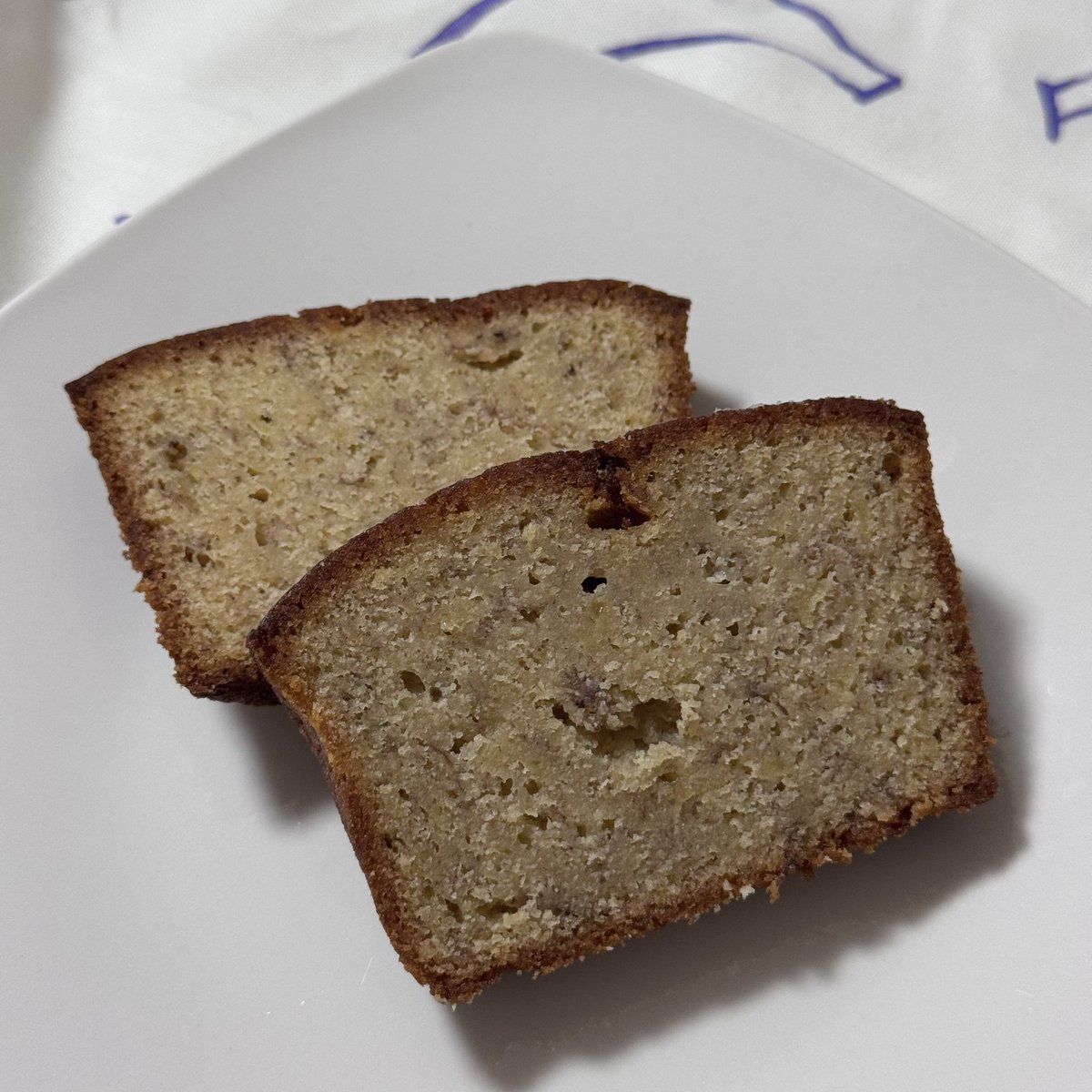 olchan_sub_'s tweet photo. 福岡で絶対絶対買うべしはハカタノビービーのバナナケーキ。グルテンフリー×白砂糖不使用の意識高い系と思いきや、完熟バナナ食べてる？ってくらい濃厚＆しっとりで衝撃的な美味しさ。巾着も可愛いのでお土産にも🍌 https://t.co/WF45aDH9MC