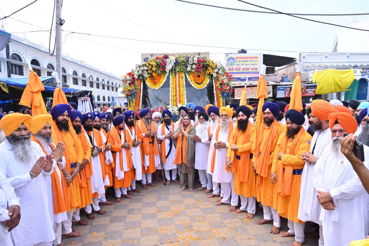 SGPCAmritsar's tweet photo. ਮੀਰੀ ਪੀਰੀ ਖਾਲਸਾ ਮਾਰਚ ਦੇ ਗੁਰਦੁਆਰਾ ਸ੍ਰੀ ਦਰਬਾਰ ਸਾਹਿਬ ਤਰਨਤਾਰਨ ਸਾਹਿਬ ਤੋਂ ਅਗਲੇ ਪੜਾਅ ਸ੍ਰੀ ਗੋਇੰਦਵਾਲ ਸਾਹਿਬ ਲਈ ਰਵਾਨਾ ਹੋਣ ਸਮੇਂ
#MiriPiri #SriAkalTakhtSahib #TalwandiSabo #Punjab #GianiKuldeepSinghGarhgajj https://t.co/4tbI9hK1mD