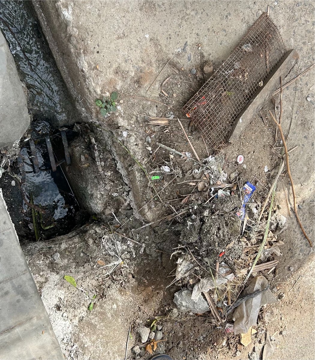 ___Hariharan___'s tweet photo. @CMOTamilnadu @CbeCorp 
Place: Ragavendra Garden, Cosmo Colony, Kuniamuthur

This ditch gets blocked every now and then due to dust and plastic waste accumulated. We locals took it out but yet no sanitary worker have come to atleast clean this up, water gets logged here easily https://t.co/1bkQiXQduF