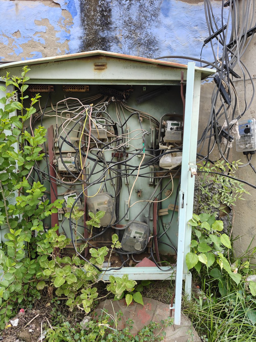 sonukkyadav's tweet photo. @anilvijminister
@cmohry
@NayabSainiBJP
@DHBVNL
Despite lodging multiple complaints, no action has been taken to sort out the dangerously tangled electric wires and meters on the electricity pole in our area.
Electrical sparking occurs repeatedly, Read Image 1.
Vil. Nangal Kalia. https://t.co/yUUGf3IjQB