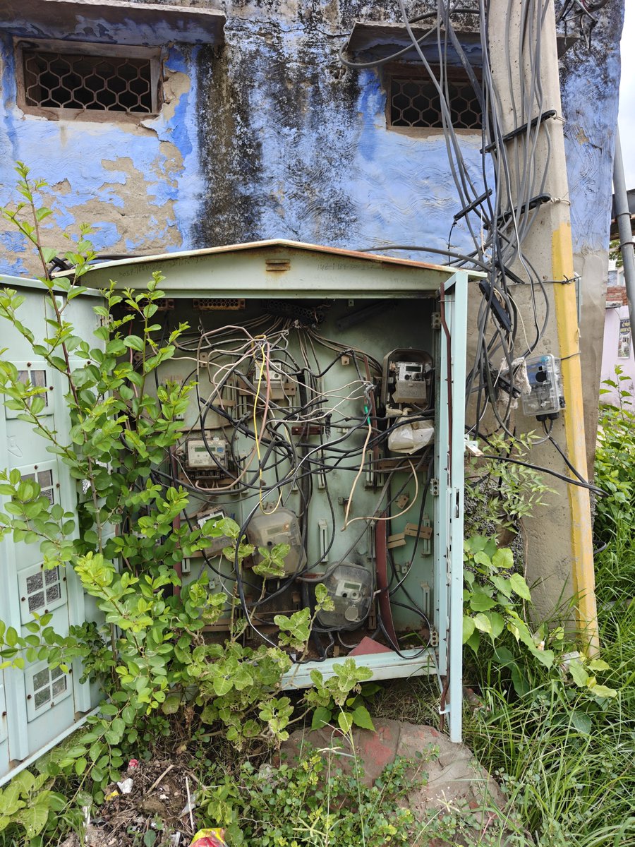 sonukkyadav's tweet photo. @anilvijminister
@cmohry
@NayabSainiBJP
@DHBVNL
Despite lodging multiple complaints, no action has been taken to sort out the dangerously tangled electric wires and meters on the electricity pole in our area.
Electrical sparking occurs repeatedly, Read Image 1.
Vil. Nangal Kalia. https://t.co/yUUGf3IjQB