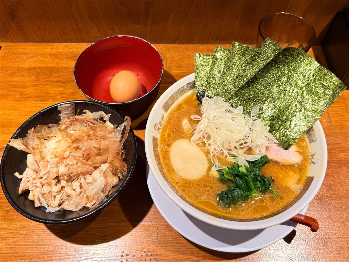 dt_men0807's tweet photo. 🍜 麺家 龍~Ryo ~
特ラーメン+卵かけご飯

ずっと気になっててやっと来れた！自分が好きなタイプのガツンとした旨みがダイレクトに来るスープで、チャーシューも食べ応えがあり漢に刺さる一杯でした◎
卵かけご飯も美味しくノリで巻いたらそりゃヤバいよってくらい濃厚だった🥚 https://t.co/nOL5b2bUWY