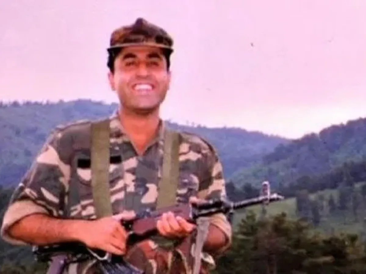 TheSuranaverse's tweet photo. Remembering the Hero of Kargil War: Capt. Vikram Batra of 13th JAK Rif 🇮🇳

His photo might be blurry, but his courage, love &amp; sacrifice for his motherland shines bright.
Jai Mata Di 🙏

#KargilVijayDiwas https://t.co/YjlGQmCObg