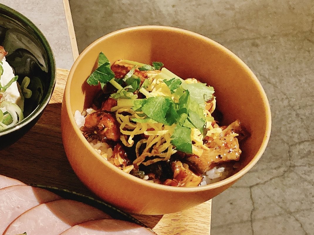 mynkcoffee's tweet photo. 今日 7月26日は #土用の丑の日

ホテルの朝食ビュッフェで食べた「ひつまぶし」
嬉しいことに、自分でご飯と鰻をよそうスタイル🤩

前回ひつまぶしメニューに遭遇した時は、最初からご飯にウナギがまぶしてあった。
その時は鰻が少なめ+小骨がやや気になったが、メニューが美味しく進化していた😋🙏 https://t.co/rE1NTAYdCZ