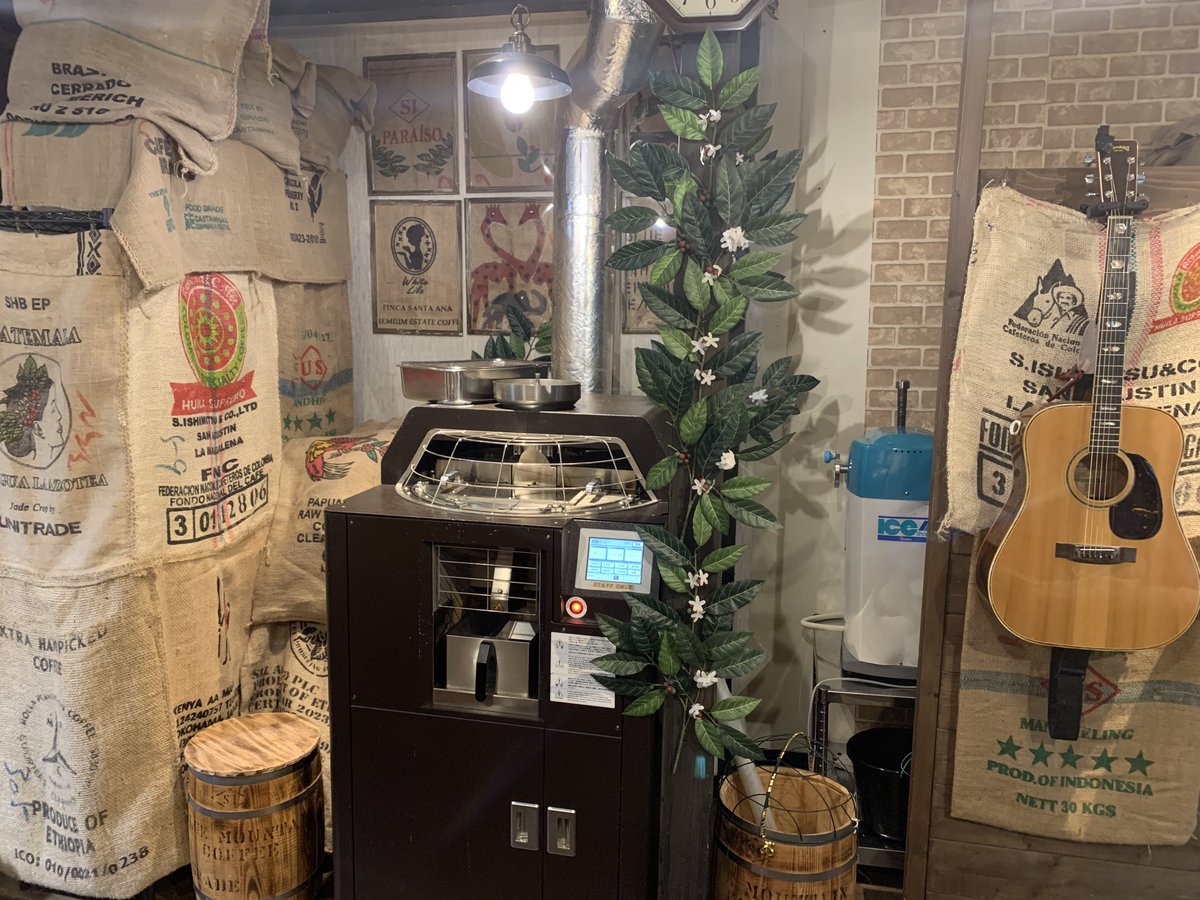 Arche_Archeion's tweet photo. 【天領倉敷珈琲】
☕️アイスコーヒー(テイクアウトオンリー)

倉敷の駅前商店街の中にある珈琲豆のお店、テイクアウトメニューならある！ということでアイスコーヒー。
こちらも店内の雰囲気が大変好み。珈琲豆の麻袋ってそれだけで飾りになる要素があるから味わい深い。 https://t.co/gQ0BWa9bjH