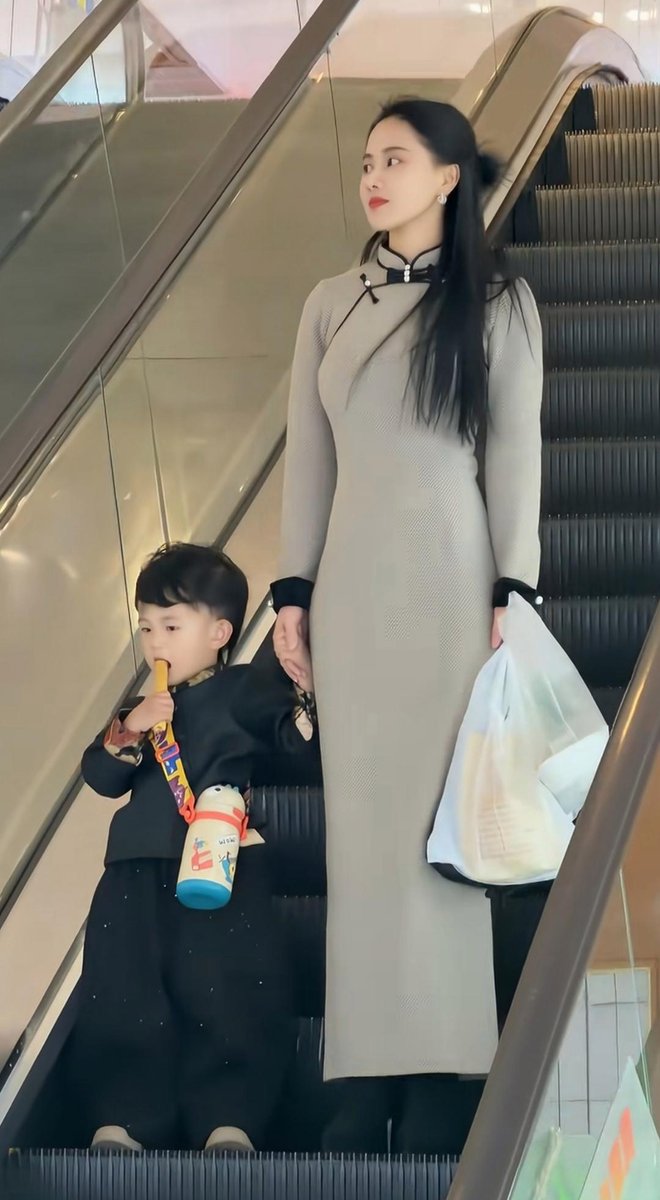 grw_msn's tweet photo. A stranger held the door for me when my hands were full of grocery bags. Small acts of kindness make the whole day brighter. #RandomKindness https://t.co/jMDw7tkydS