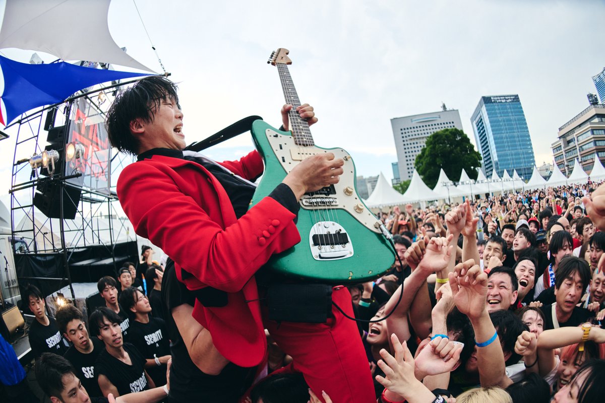 murofes's tweet photo. 【 #ムロフェス2026レポ 】

赤レンガステージに真っ赤なスーツで登場したのは、ビレッジマンズストア。
冒頭"サーチライト"、すぐさま始まる大合唱に鳥肌が立つ。
そんで頭のおかしい者同士が集まったときのパワー最強。日常の鬱憤全部なくなった。ビレッジは俺たちの味方。(いや、同類？)

pic @san00000n
#murofes