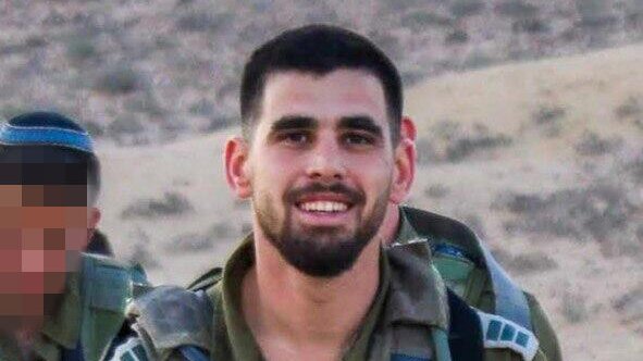 GLZRadio's tweet photo. אמו של רס"ן יובל עזרא שנהרג בפיגוע הירי בשומרון: "ביוני הוא היה אמור להתחתן, כבר סגרנו אולם - כמה חיכינו לשמחה" 
@arik3000 @sefiova https://t.co/mnbP4fxkMY