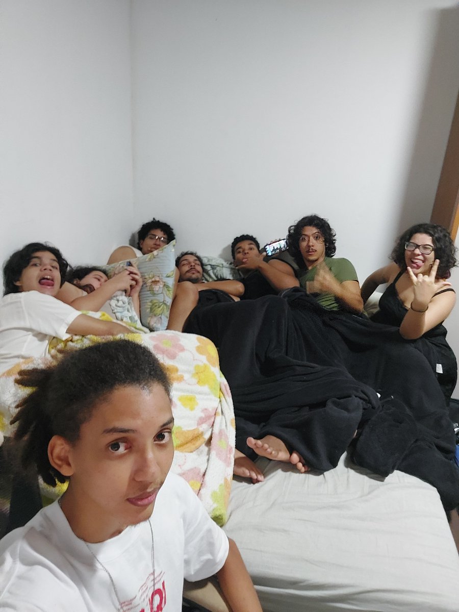 hdg_kuro's tweet photo. se apossaram da minha cama https://t.co/QR8C3LjWmT