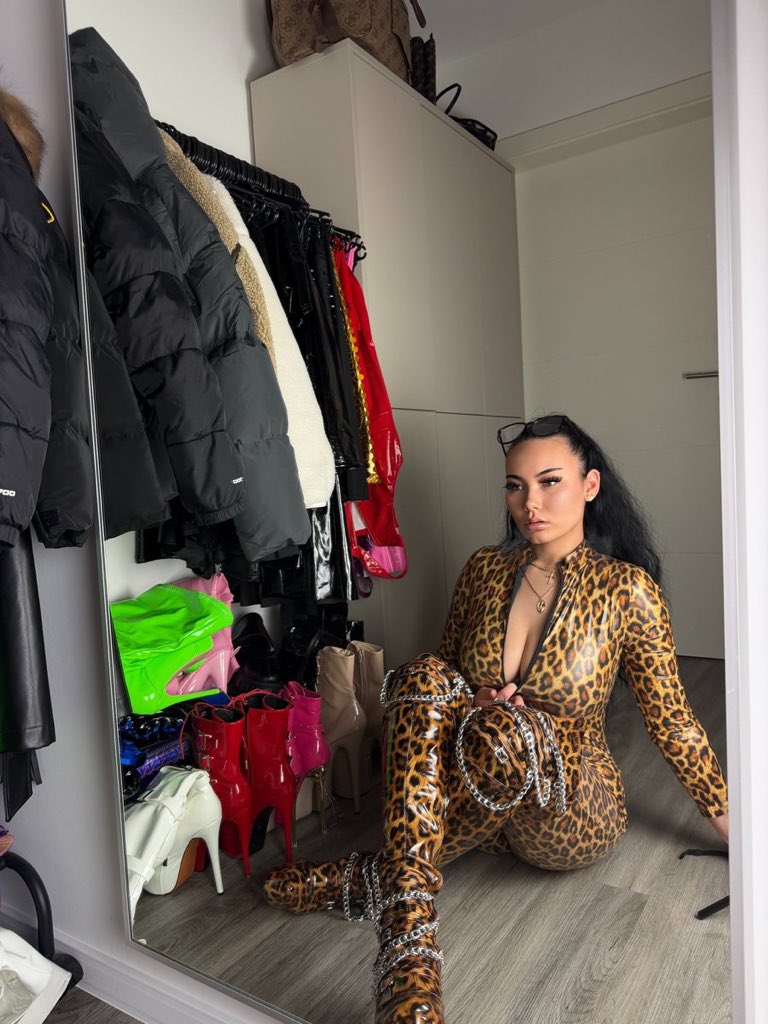 gottinjassin's tweet photo. Was macht dich am meisten Süchtig? 😏🫰🏻 https://t.co/Mlqj5WU54B