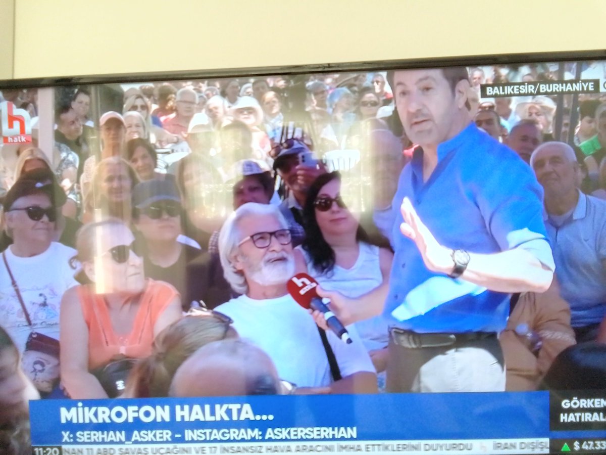 sabahsevgi35's tweet photo. Şo adam halttivi izleyicisinin bile een hazzetmedigi bi zat.
Hangi yöreye giderse gitsin kendi sevdiği bir avuç marcinalsolcuların şarkılarını dinletir durur.
Arada oradaki halka mikrofon tutar hayatımızdan memnunuz diyenleri azarlayıp pazara gidebiliyor musun diye çemkirir..😡🤨 https://t.co/Pu8FudQcmi