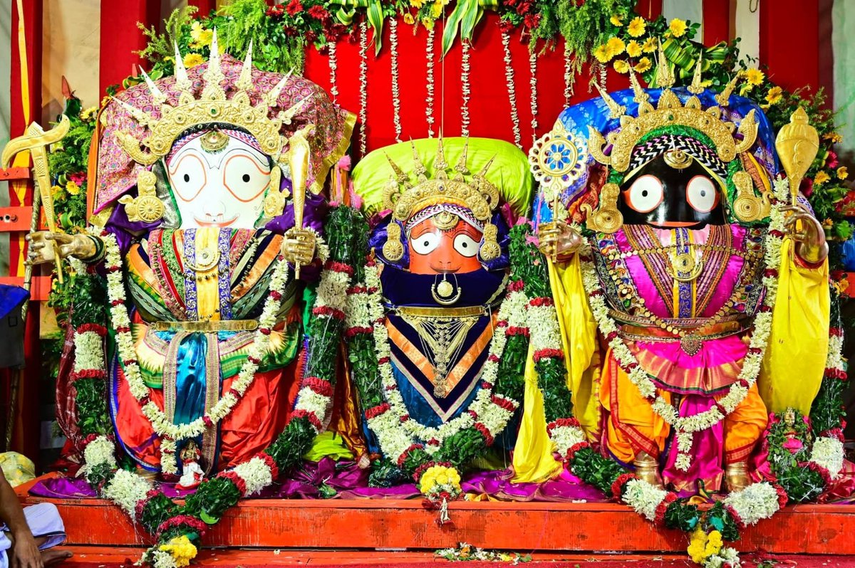 itzchampak's tweet photo. Different Besha of Prabhu Jagannath, Baladebajew and Maa Subhadra (red instead of usual yellow due to tantrik tradition) of Kendujhargarh. 

1. Suna Besha https://t.co/hjaefwT4DA