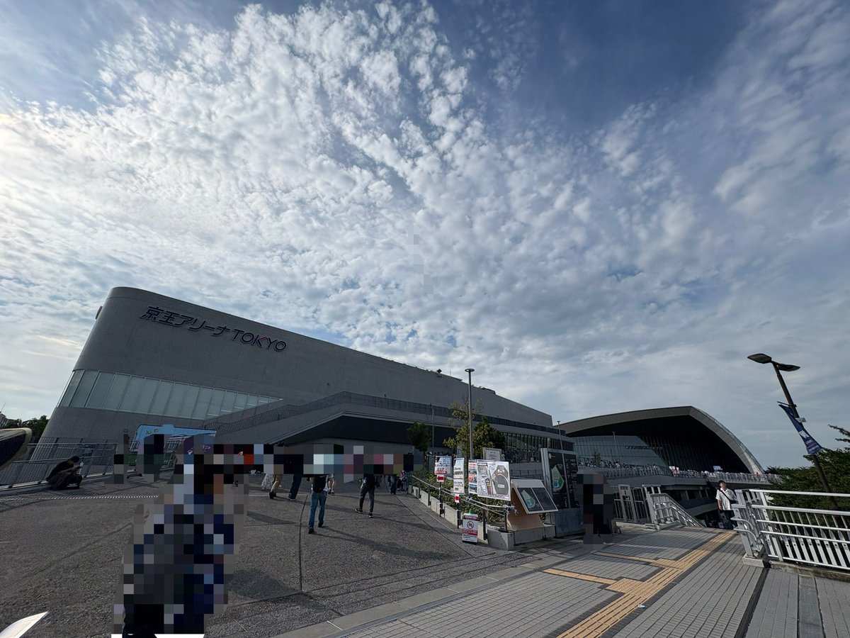 duo_rabbit's tweet photo. IWSF開場前の会場付近一帯どこも激混みでびっくり
全ブランド合同ってやっぱ凄いんだな...
法被とかTシャツ着てる人見ると色々な担当が見れて面白い
（僕は望月杏奈ちゃんのTシャツに安部菜々さんのタオル巻いてます）
#アイマスIWSF_DAY3
#アイマスIWSF2026 https://t.co/8d8H9ZMmmi
