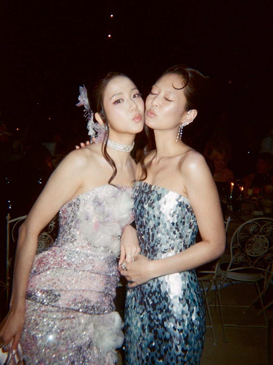 yk2aii's tweet photo. #JISOO shared that whenever she listens to Jennie’s “Less Than a Lover,” it makes her feel as if she’s at the beach. She said she loves the song so much because it brings a refreshing summer vibe, making it feel like you can enjoy a beach getaway without ever leaving home. 🌊 https://t.co/MpMtJjRAA3