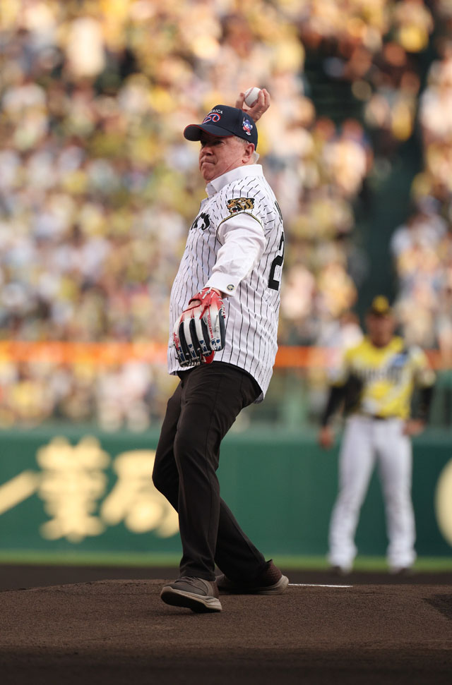 TigersDreamlink's tweet photo. 25日(土)、アメリカ建国250周年事業の一環として、駐日米国大使のジョージ・グラス大使が、阪神甲子園球場での対読売ジャイアンツ戦の始球式を行いました。
https://t.co/bt0swTrxPr

#阪神タイガース 
#熱覇 https://t.co/RcR2cfGqyS