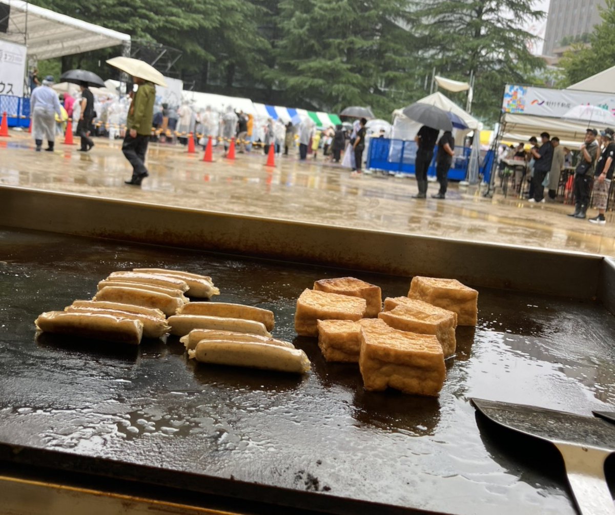 taishi_shokuhin's tweet photo. 【お礼】
tbc夏まつり2026 太子食品ブースにご来場頂きましてありがとうございました！
お足元が悪いなか、沢山のお客様と触れ合いが出来ました。またあかリスの皆様ともご交流できました！佐藤朱アナウンサーにもご訪問頂き感謝申し上げます。
最後に東北放送の皆様雨の中安全な運営本当にありがとうございました。