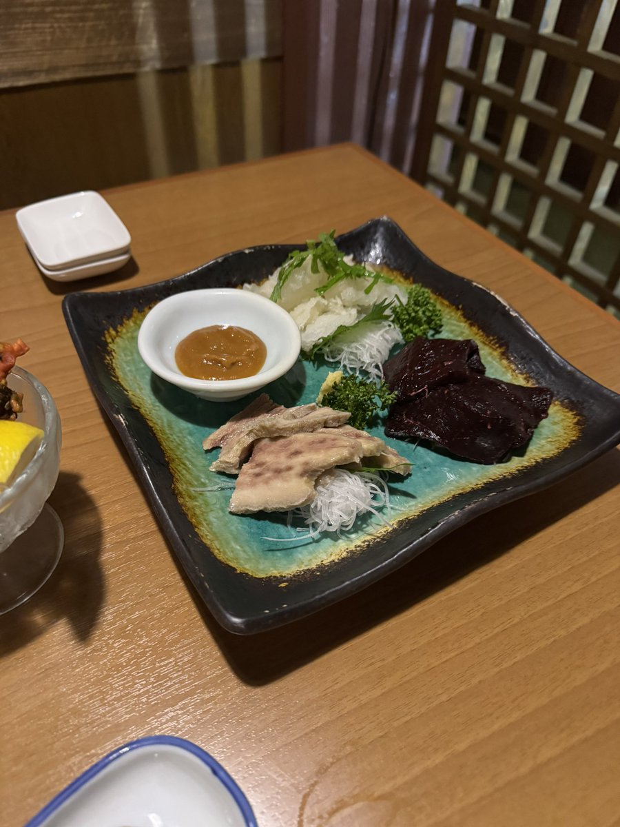 ryotuduki007's tweet photo. 石巻で食べたクジラ三点盛り。赤身とさえずり（タン）は覚えているけど、左上の透明な部位がわからない...コリコリしてたけど。 https://t.co/HDBUQmLvU6