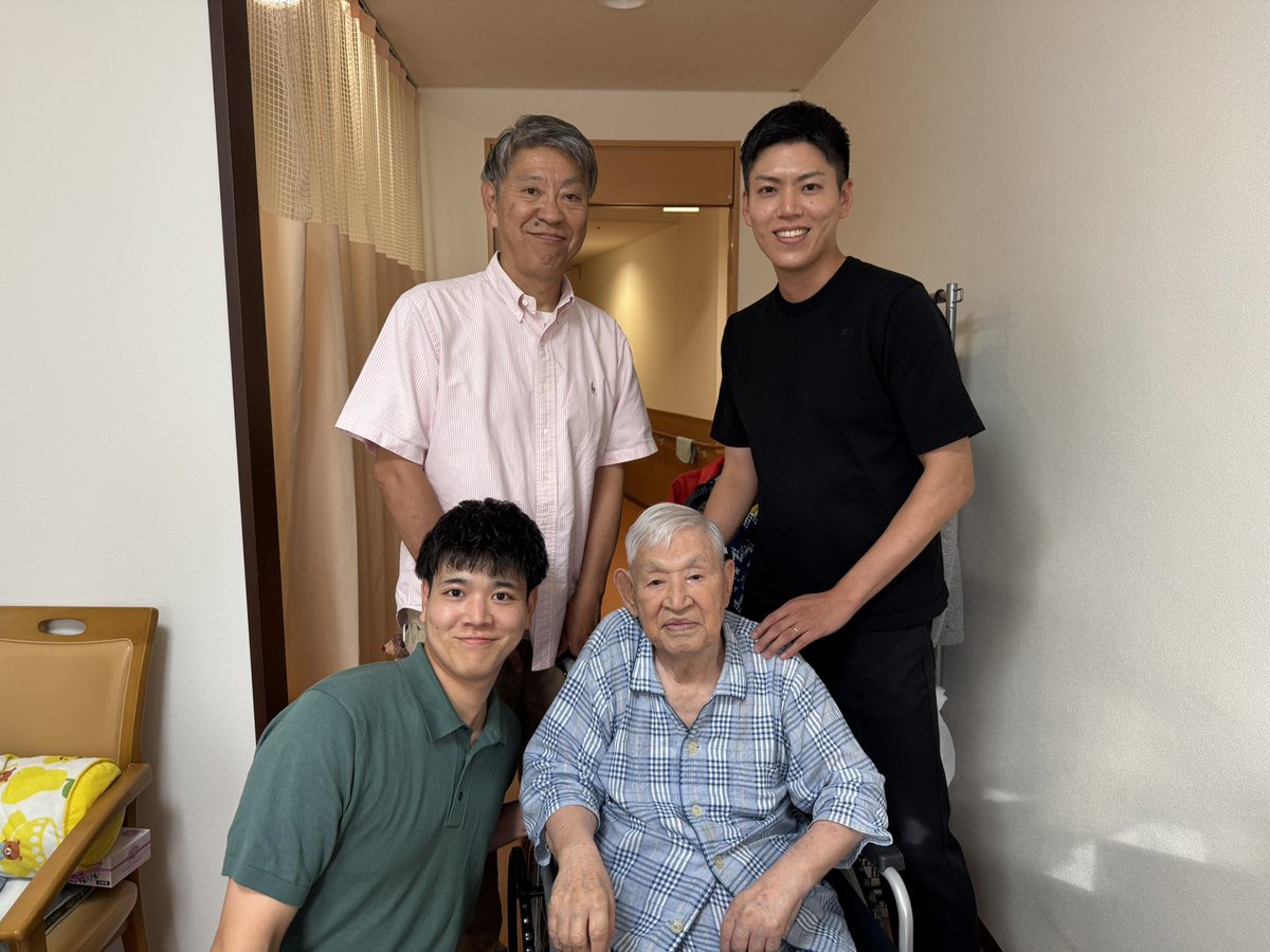uekusa06's tweet photo. 「甲子園は清原のためにあるのか！」🏟️

兵庫に帰省中なので祖父に会ってきました。
祖父植草貞夫はABCアナウンサーとして長く
#高校野球 や #阪神タイガース の実況を担当。93歳ですがとても元気です！

実は亡くなった祖母、叔父、父、弟もアナウンサーなので帰省時はいつもアナウンサー大集合です🎙️ https://t.co/KfuaoKXr3s