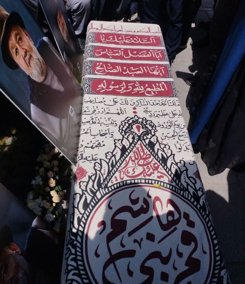ya3er_ap's tweet photo. سطلی های سس‌مغز مفلوک متوهم میگفتن پیکر اکبر عبدی با پرچم شیروخورشید حمل میشه🤣

اما تابوت استاد اکبر عبدی با پرچم مقدس یا قمر بنی هاشم (ع) مزین شد و به سمت آرامگاه ابدی رفت.
#اکبر‌_عبدی https://t.co/9ctfkWIjlD