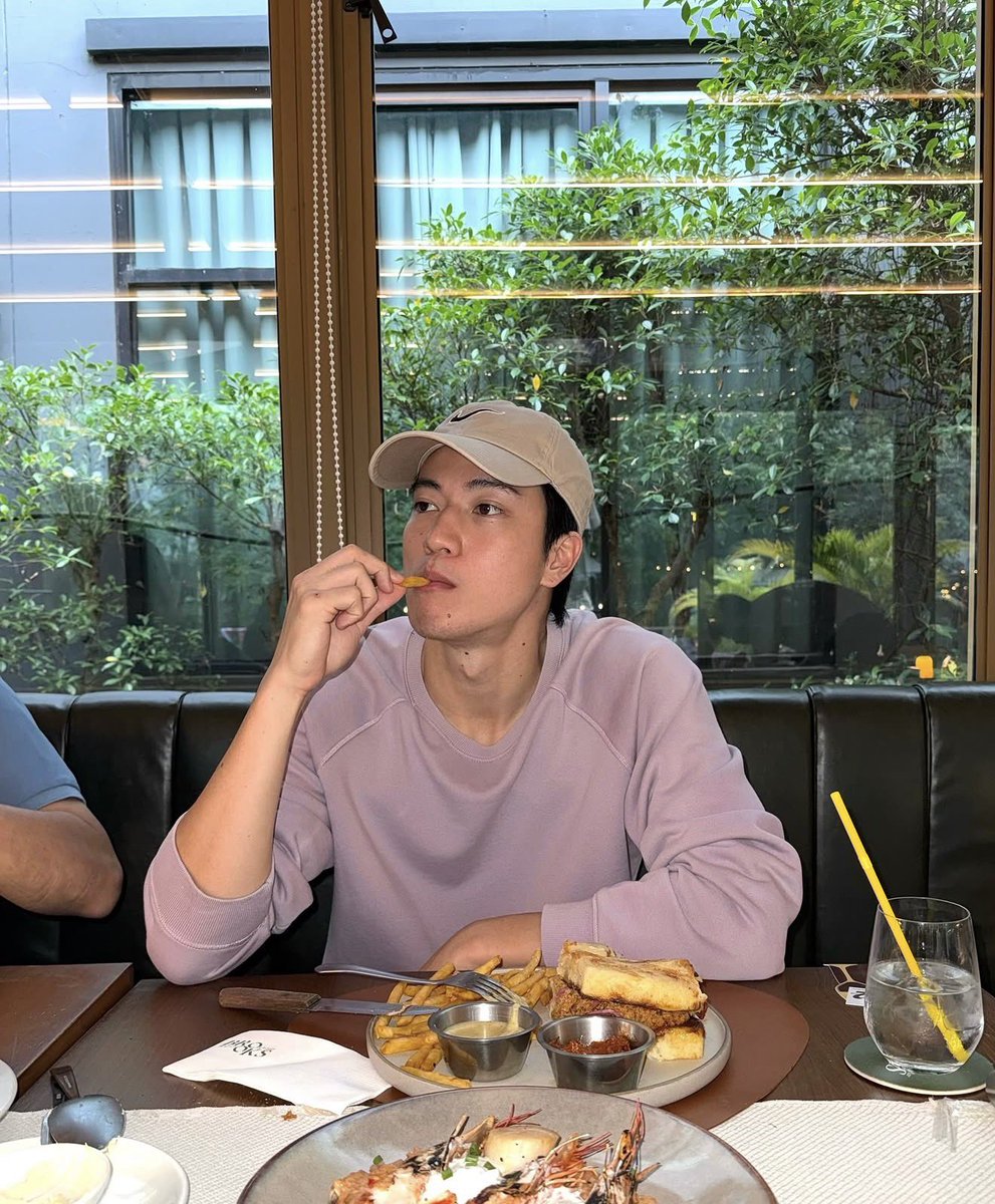 bunbiiny's tweet photo. “ตั้งแต่ไอเจอยูนะ ไอมองคนบนโลกนี้หล่อน้อยลง จริง ๆ คือแบบว่ายูเป็น standard ใหม่ในชีวิตไออะ”

#Innjkrsn https://t.co/s29NeOqQns