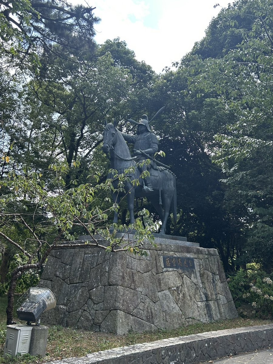 suzupopoho's tweet photo. 津！
津城跡行ってきた！木がめちゃ生い茂ってたしカラスの住処になってたけど石垣とか内堀がちゃんとあった！高虎の像撮れたので満足☺️ https://t.co/XjIZo8bcB3