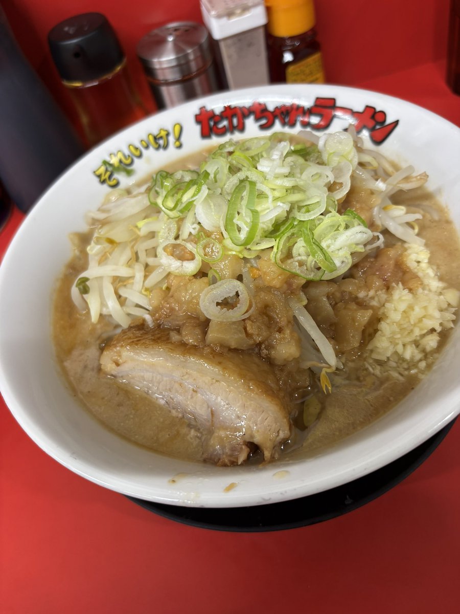 2Hiroto09's tweet photo. 日曜日は、たかちゃんラーメン
あれ〜チャーシューが１枚🥲　忘れたみたい頂きました‼️
#たかちゃんラーメン
#たかちゃんラーメン守谷店
#守谷市二郎インスパイア https://t.co/qDB95INvPt