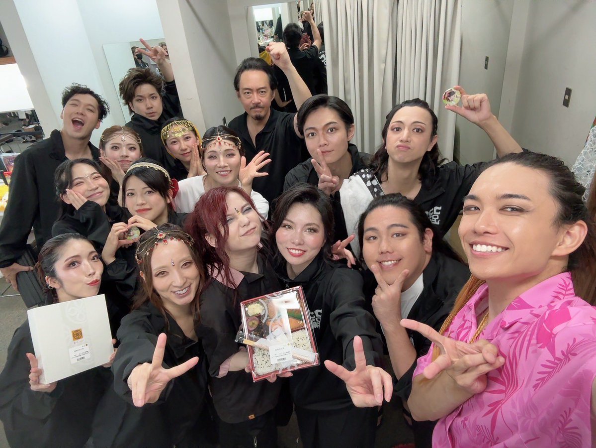 haruka_umeda's tweet photo. #ナマステ 前楽🍛
ご来場ココロよりありがとうございました‼️

僭越ながら皆を代表して挨拶させていただきました🙏🏼少しでも気持ちが届いていたら幸いです😌皆さんと混ざりあえて最高の時間でした‼️楽しかったあーーー！！！！！！

そして松本稽古からお弁当ー！！😆✨️
めちゃくちゃ美味しかった♥️
ありがとう信子😚

千秋楽全力で愉しむぞおおおおお‼️‼️‼️