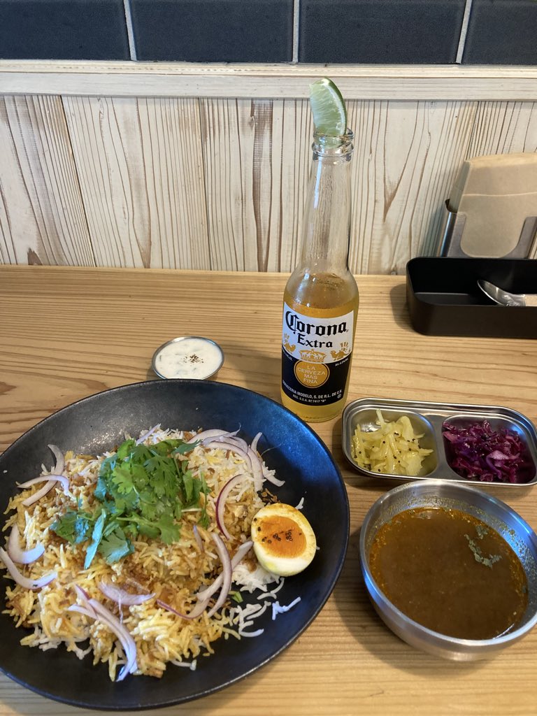 gZI1Ny4FSf25003's tweet photo. @djohnishi こんにちは、大西さん。ランチに #BODHI_SPICE 行って来ました。ビリヤニ🥘美味しかったです。😋   大西さんのサインにサンチョ・パンサさんが置かれた #THENITE の💿、ありました。😊 https://t.co/Xb6vQZzxMO