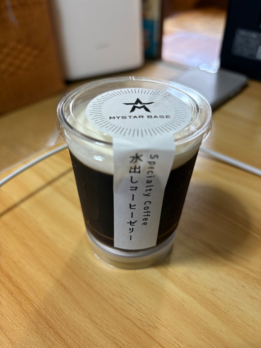 soccer991's tweet photo. マイスターベース 水出しコーヒーゼリー
苦味が強いけど、クリームの甘味で合わさって美味しい！
#コーヒーゼリー #おやつ #スイーツ #デザート #マイスターベース https://t.co/jUrGEgAc8K