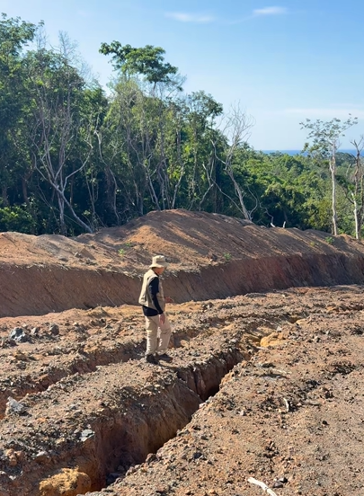 _dacoconutnut's tweet photo. So may pinatag na bundok at kinalbo na mga puno sa Sibuyan Island sa Romblom para tayuan ng kalsada na hindi tinapos. Bangin ang dulo at nagkaka-landslide na kapag umuulan. 

Sinira niyo yung bundok para sa walang kwentang project na malapit pa sa protected zone. Paano nakalusot 'to sa DENR at sino ang nagbulsa sa pondo?

📷: Ethan Hernandez