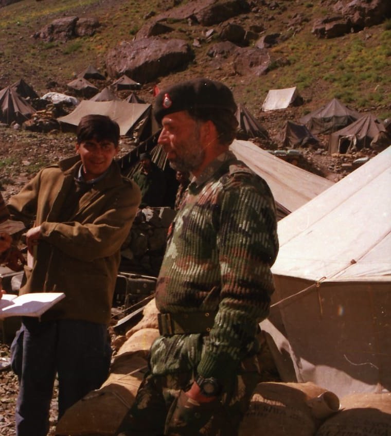 gauravcsawant's tweet photo. Kargil 1999
27 years of celebrating India's spectacular victory over Pakistan on the Kargil, Drass, Batalik heights.
Victory against all odds.
Privileged & honoured to have covered & chronicled the war in my book #DatelineKargil: A Correspondent's Nine Week Account from the Battlefront.

Here with 3 living legends, two PVCs: @ysyadavpvc & Sub Maj Sanjay Kumar & with Lt Gen @YkJoshi5.
Congratulations on #Kargil #VijayDivas