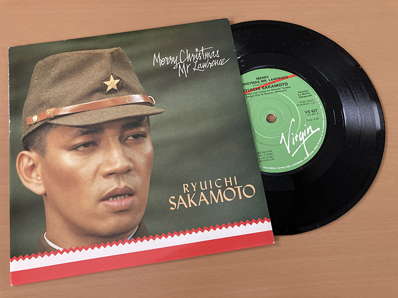 pooxiyo's tweet photo. #一生手放したくないお皿
坂本龍一「Merry Christmas Mr.Lawrence」英国盤 7" (1983)
スリーブ付でリリースされたのは英国だけ
Precious vinyl never to part.
Ryuichi Sakamoto "Merry Christmas Mr.Lawrence" UK 7" (1983)
This single was released with  picture sleeve only in the UK.
#坂本龍一 https://t.co/dZPaHOJ5RT