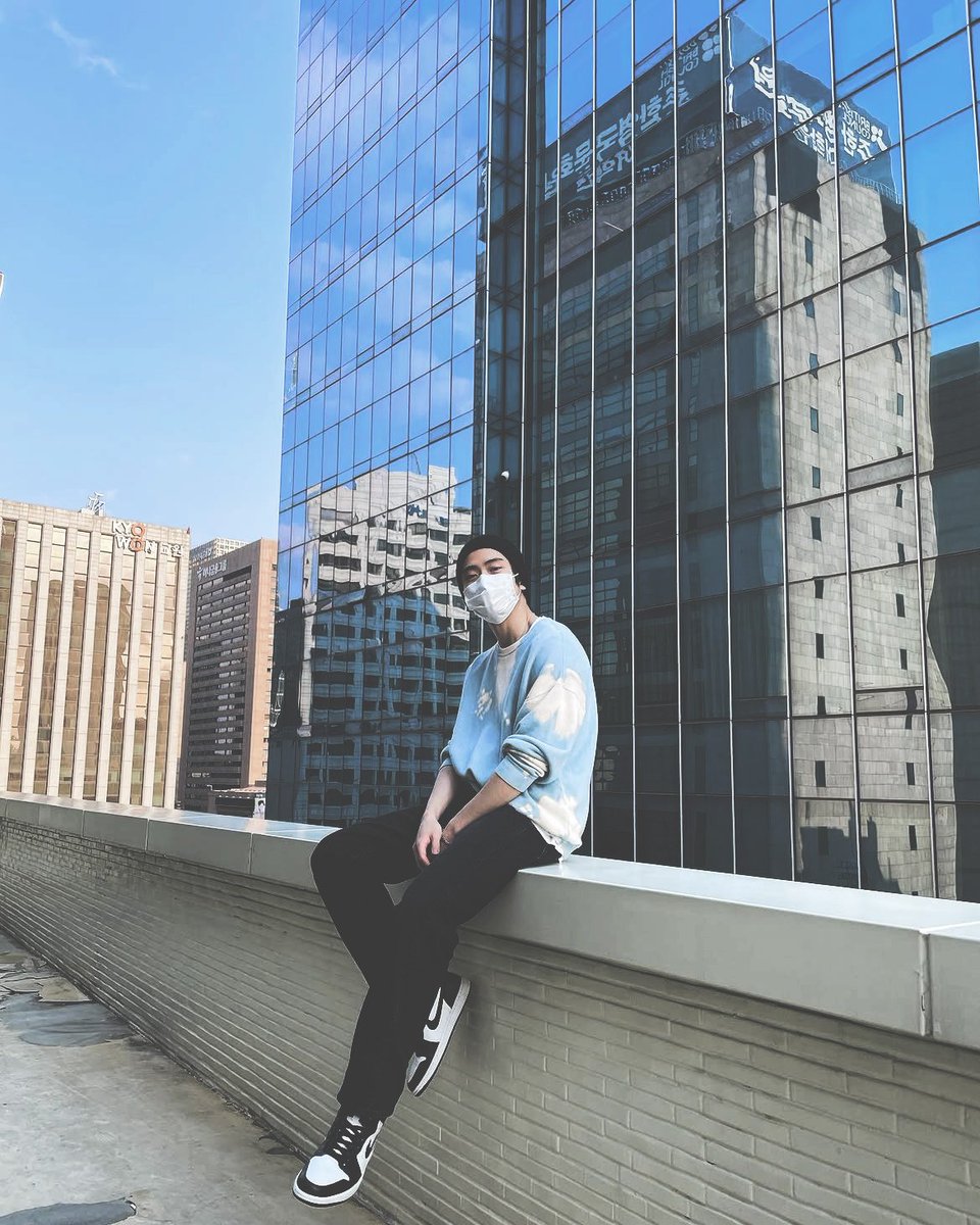 williamjkpk's tweet photo. Sit with me beneath the blue,
I saved a little space for you.
We’ll watch the city from up high,
talk about nothing, waste some time. https://t.co/b7bVg2BSBM