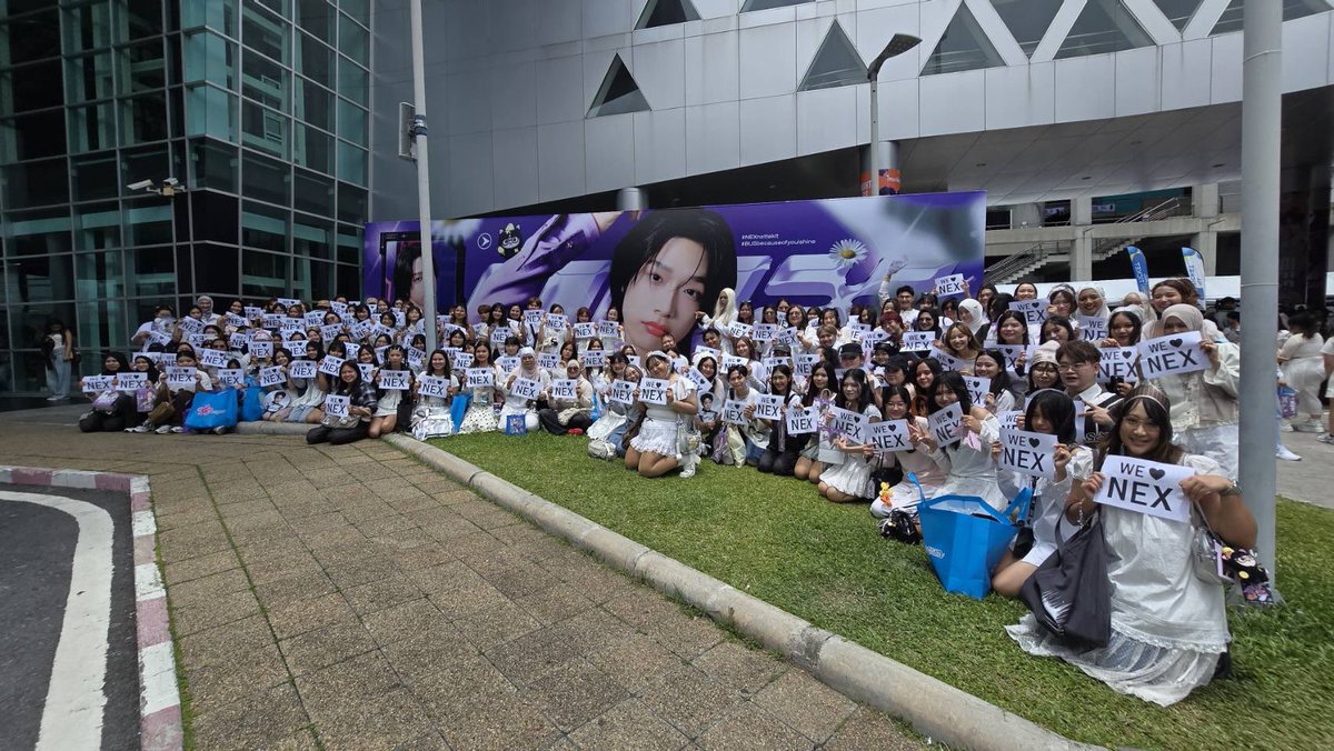 NexStatistics's tweet photo. WE LOVE NEX 💜

วันสุดท้ายสำหรับคอนเสิร์ตแล้ว แต่คนรักเน็กซ์ยังหนาแน่นเสมอเลย วันนี้ล้นป้ายอีกวัน ✨🤟🏻 ขอบคุณทุกคนที่มาเอนจอยกันนะคะ

#NEXnattakit 
#BUS_LIGHTASONE_D3
#BUSbecauseofyouishine https://t.co/NdRX8M9FjS