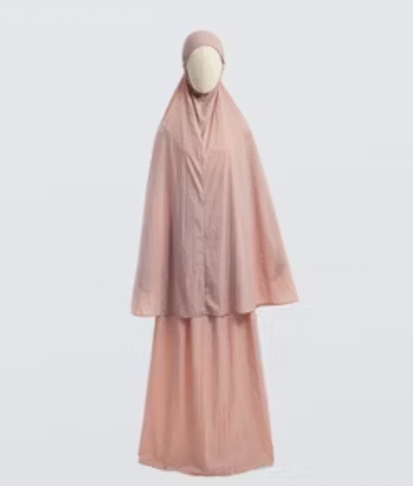 annasaach's tweet photo. Jujur, ini jauh di atas ekspektasi! 😭💕 Bahannya memang parasut, tapi beda banget sama mukena parasut travel lain yang pernah aku coba. Awalnya kupikir bakal mirip brand A, ternyata ini jauh lebih adem, lebih halus, dan nyaman banget dipakai. Nggak bikin gerah. https://t.co/fZa1GHQjdT