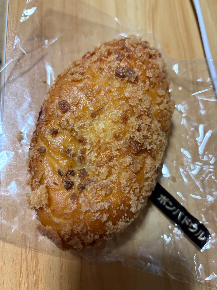 soccer991's tweet photo. ポンパドウル 横須賀海軍カレーパン、ダブルクリームコロネ
カレーパンはカリカリでピリ辛濃厚カレーで美味しい。コロネもクリームが美味しくて最高
#飯テロ #パン #カレーパン #おやつ #ポンパドウル https://t.co/xL920eOQ6w