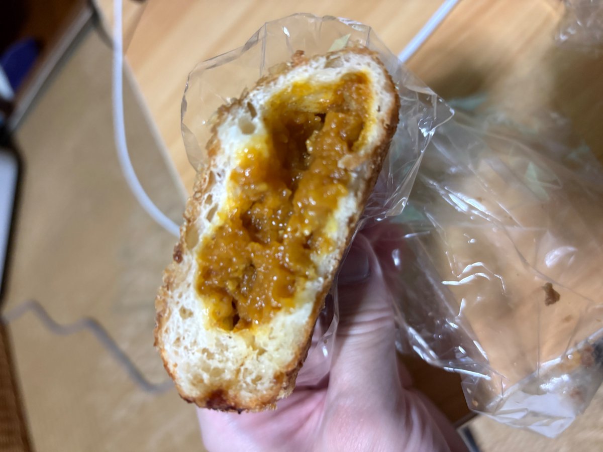 soccer991's tweet photo. ポンパドウル 横須賀海軍カレーパン、ダブルクリームコロネ
カレーパンはカリカリでピリ辛濃厚カレーで美味しい。コロネもクリームが美味しくて最高
#飯テロ #パン #カレーパン #おやつ #ポンパドウル https://t.co/xL920eOQ6w