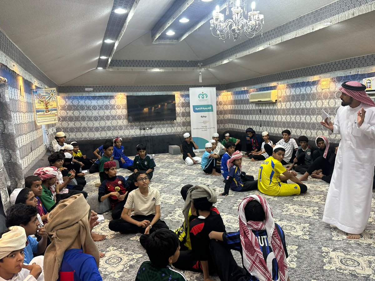 tanmiah_hm's tweet photo. ضمن جهودها لتمكين الموهوبين والشباب.. نظمت جمعية التنمية الأهلية بالحصينية والمشعلية برنامج #أكاديمية_التنمية ( للمرحلة المتوسطة ) برعاية مؤسسة والدة بدر بن صالح الراجحي وأولادها الأهلية. @wbrorgsa 
نسعى دوماً لبناء بيئة تحفيزية تجمع بين التعلم والتطوير. 

#العمل_الاجتماعي #تنمية_المجتمع