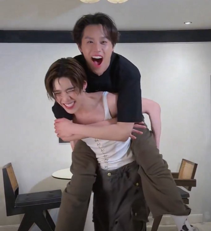 GuoKyu_282's tweet photo. ก็จริงนะสิ่งที่ควรเข้มแข็งที่สุดก็คือแฟนคลับคู่ พี่ๆเพนกวิ้นช่วงนี้อาจจะโดนคำถามจากคนนอก จากคอมเม้นไม่ดี จากคนที่ไม่ได้รู้จักหรือติดตามน้องๆมาตั้งแต่แรก ก็ไม่ต้องไปสนใจ คือใครจะคิดอะไรเราไปห้ามความคิดเค้าไม่ได้ ขอคนที่พร้อมจะซัพพอร์ตน้องทั้งคู่ต่อไปด้วยกัน อยู่ด้วยกันนะคับ 👬💙❤️ https://t.co/yIc8X8TegA