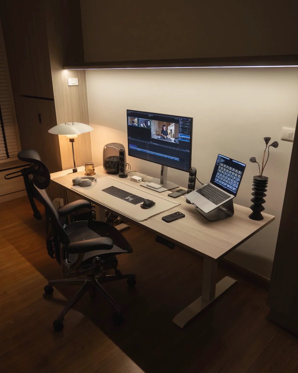 GntlemansGeek's tweet photo. As a man, you need a workspace that makes you want to build your future. https://t.co/BXUIwnNS4L