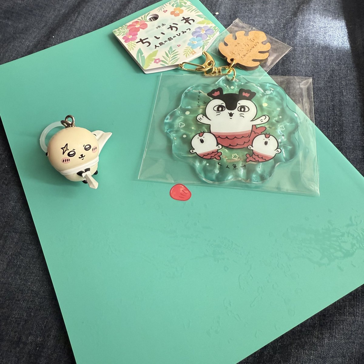 sil_87's tweet photo. ちいかわ見て来た　歌パートすごく好き　噂のパンフと水面アクキー可愛くて買った https://t.co/IK5JqqybCY