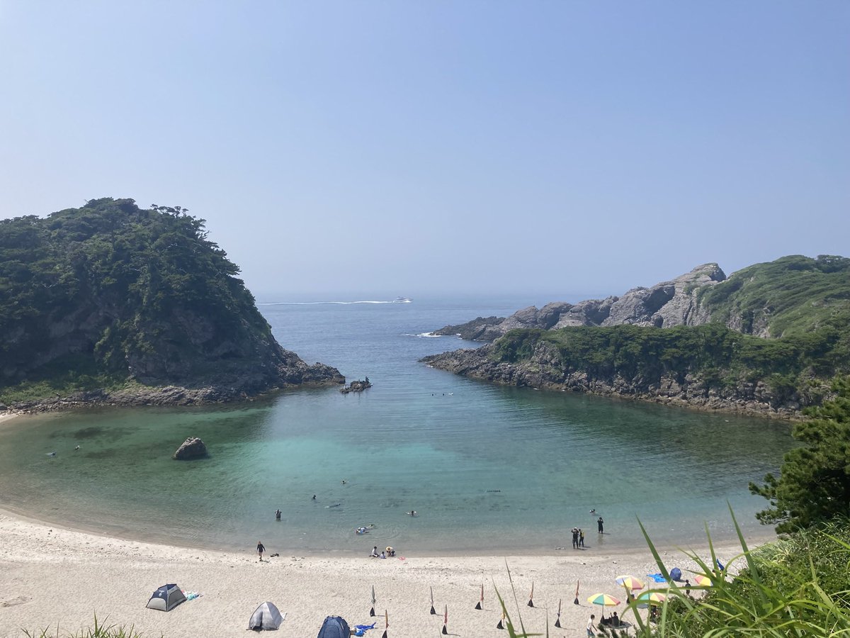 rin_miyazaki's tweet photo. 離島に行ってきました！
めっちゃ海綺麗で魚いっぱいいたよ〜。泳ぎまくりました。船待ってる間に港で海亀さんも撮れました。
温泉は熱くて足湯のみでしたが、レンタルサイクルで疾走するのも気持ち良かった〜☺️
楽しんだ代償に日焼け止め足りなすぎで背中と腕が真っ赤っか。かゆい(>_<)
#式根島 https://t.co/ZhDiW6KILE