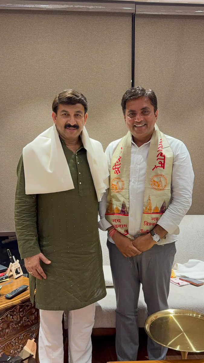 ManojTiwariMP's tweet photo. प्रिय छोटे भाई गौरव खारी को प्रदेश मंत्री बनने पर स्वागत किया और यशस्वी कार्यकाल की बधाई दी.. गौरव मेरे अध्यक्ष काल में ओबीसी मोर्चा के प्रदेश अध्यक्ष रहे थे। #gauravkhaari @BJP4Delhi https://t.co/QypEIxTAV1