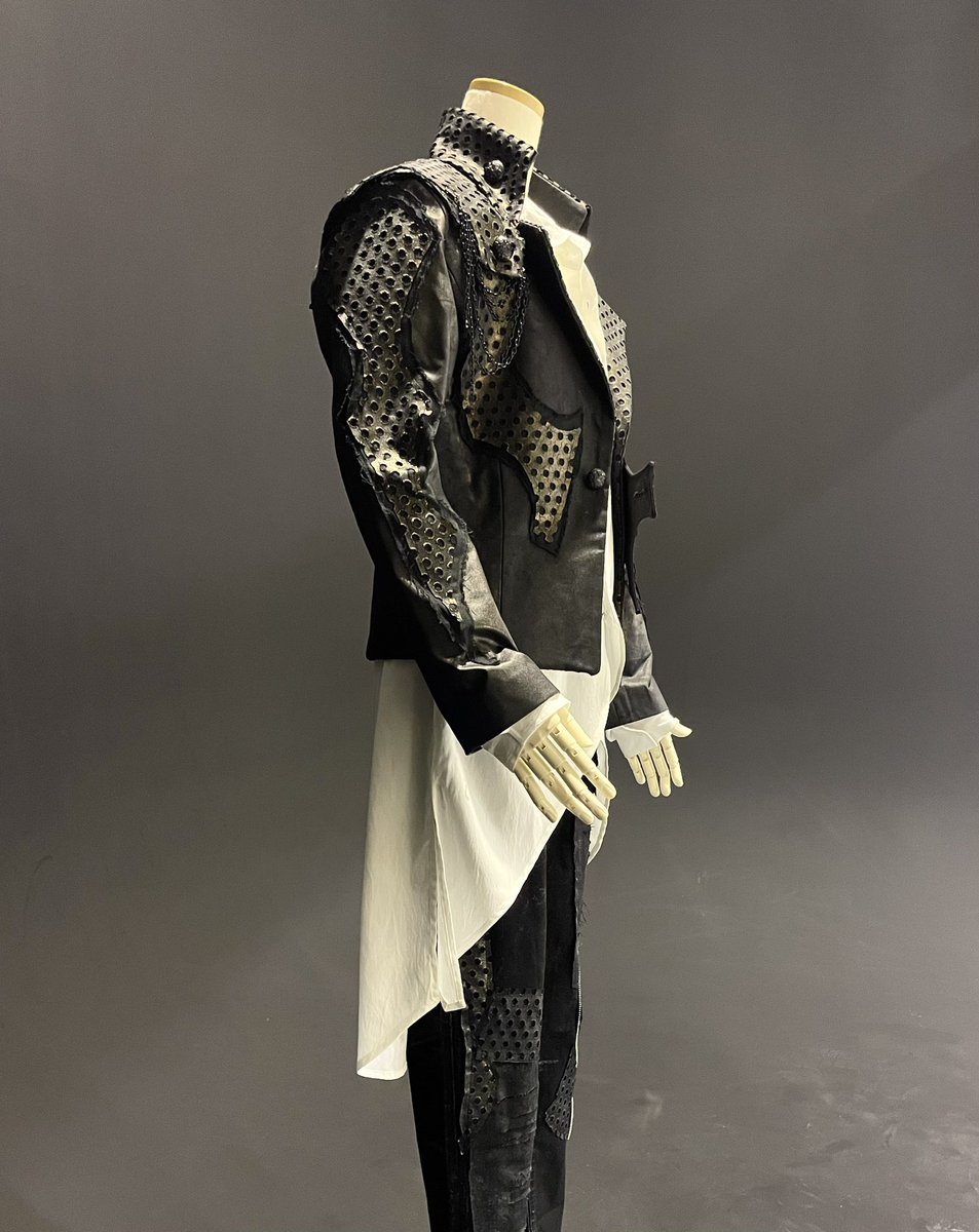 hnaoto_official's tweet photo. 【PROJECT R.E.D.】第2弾
『角醒ハンター オメガホーン』

🧱鉄壁のレイジ🧱

衣装をh.NAOTOが担当いたしました。

レザーライクとメタリックなパンチング素材のショートジャケットから、流れるようなシルエットのスワローテールシャツへと続くスタイリングが特徴です。​​​​​​​​​​​​​​​​​​​​​​​​​​​​​​​​​​​​​​​​​​​​​​​​​​
https://t.co/YNxIDUZ47f

テレビ朝日系列で毎週日曜9時30分-10時に放送中。ぜひチェックしてください！​​​​​​​​​​​​​​​​​​​​​​​​​​​​​​​​​​​​​​​​​​​​​​​​​​

#ProjectRED #オメガホーン #鉄壁のレイジ　#角醒ハンターオメガホーン